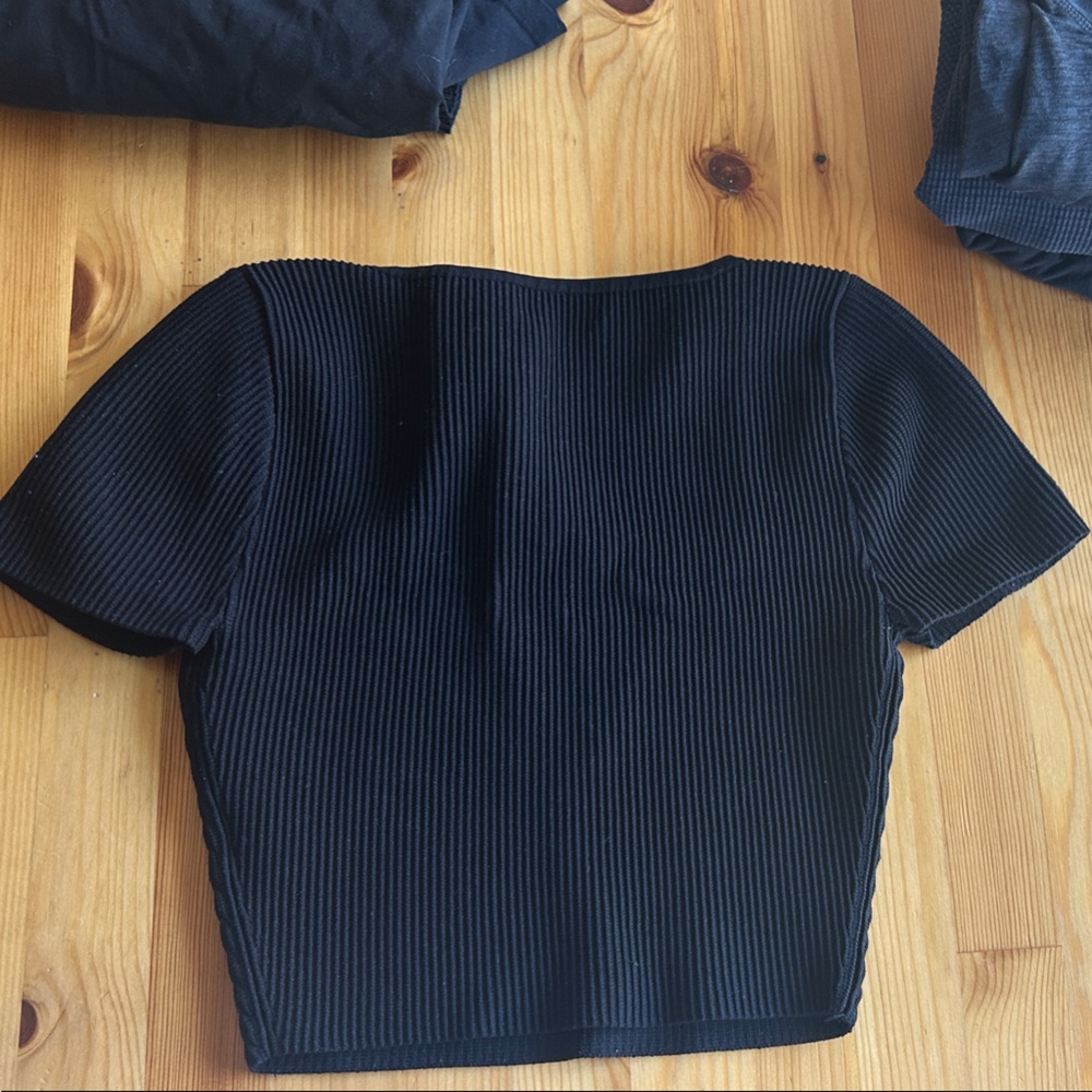 Aritizia Body Sculp Knit Babaton Black Ribbed Square-Neck Crop Top - Picture 3 of 3